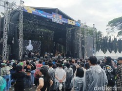 Keseruan Penonton Konser Pasar Kaget Meski Sempat Diguyur Hujan