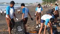 Aksi Siswa SMP Bersih-bersih Sampah di Pantai Padang Galak