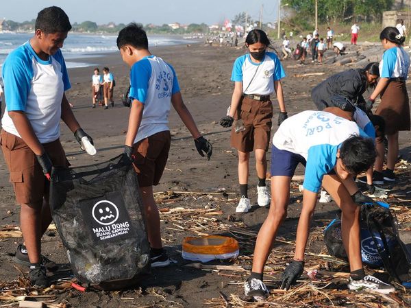 Aksi Siswa SMP Bersih-bersih Sampah di Pantai Padang Galak