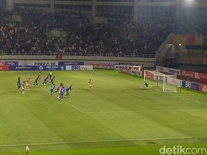 Panasnya Derby Jateng, Persis Ungguli PSIS 1-0 Lewat Penalti di Babak Pertama Panasnya Derby Jateng, Persis Ungguli PSIS 1-0 Lewat Penalti di Babak Pertama