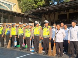 Polantas di Depok Bersih-bersih Masjid hingga Gereja Sambut HUT Ke-68 Lantas