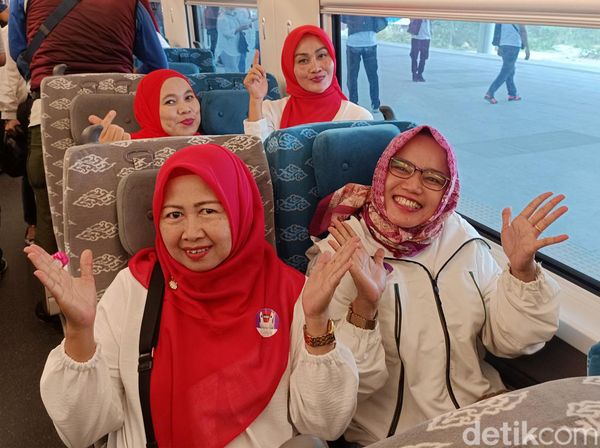 Potret Semringah Warga Halim Jajal Kereta Cepat