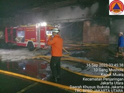 Hampir 20 Jam, Kebakaran Pabrik Sandal di Jakut Tak Kunjung Padam