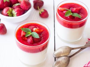 Resep Panna Cotta Stroberi ala Restoran yang Lembut Legit Resep Panna Cotta Stroberi ala Restoran yang Lembut Legit