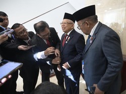 Momen Dubes RI Kancingkan Jas Wapres Maruf di China: Supaya Ganteng