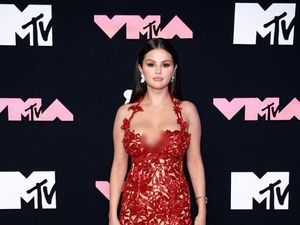 Selena Gomez Mau Jual Bisnis Kecantikannya Rp 31,4 T