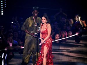 8 Potret Red Hot Selena Gomez Saat Mesra dengan Penyanyi Nigeria 8 Potret Red Hot Selena Gomez Saat Mesra dengan Penyanyi Nigeria