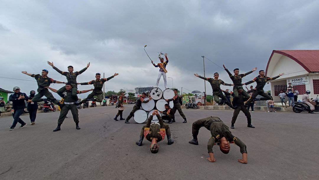 Semarak pawai seni budaya dalam Pesta Rakyat Simpedes yang digelar BRI di Purwokerto, Jawa Tengah.