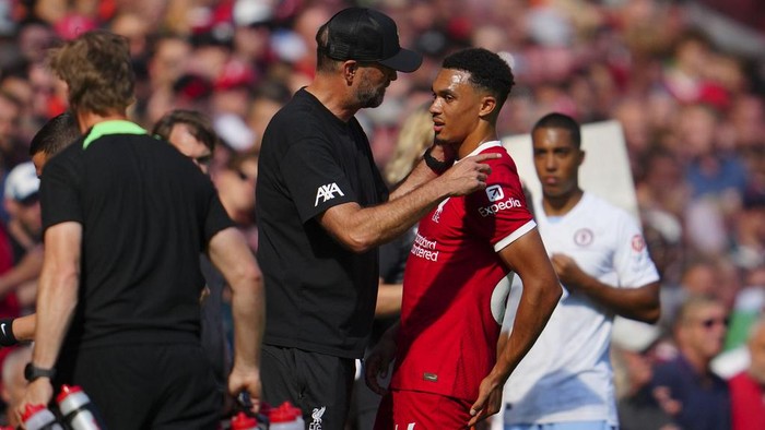 Liverpools Trent Alexander-Arnold speaks to Liverpools manager Jurgen Klopp after leaving the pitch injured during the English Premier League soccer match between Liverpool and Aston Villa at Anfield stadium in Liverpool, Sunday, Sept. 3, 2023. (AP Photo/Jon Super)