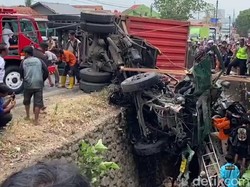 Truk Kontainer Tabrak Mobil-Motor di Flyover Kretek Brebes, 2 Orang Tewas