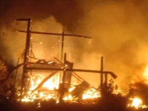 Barbar ODGJ di Wajo Bakar 3 Rumah Warga hingga Ludes Barbar ODGJ di Wajo Bakar 3 Rumah Warga hingga Ludes