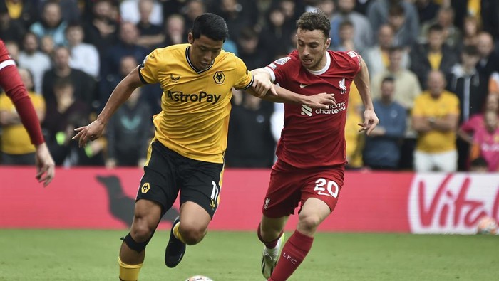 Wolverhampton Wanderers Hwang Hee-chan, left, is challenged by Liverpools Diogo Jota during the English Premier League soccer match between Wolverhampton and Liverpool at the Molineux stadium in Wolverhampton, England, Saturday, Sept. 16, 2023. (AP Photo/Rui Vieira)