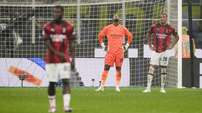 AC Milans players react after Inter Milans Davide Frattesi scored his sides 5th goal during a Serie A soccer match between Inter Milan and AC Milan at the San Siro stadium in Milan, Italy, Saturday, Sept.16, 2023. (AP Photo/Antonio Calanni)
