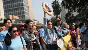 Aksi Cinta Laura Ikut Parade World Cleanup Day di CFD Jakarta