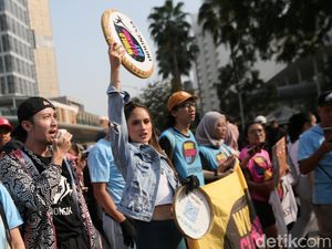 Aksi Cinta Laura Ikut Parade World Cleanup Day di CFD Jakarta