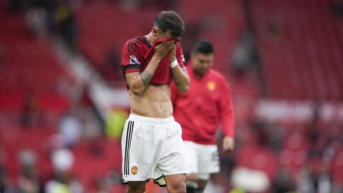 Manchester Uniteds Bruno Fernandes reacts at the end of the English Premier League soccer match between Manchester United and Brighton and Hove Albion at Old Trafford stadium in Manchester, England, Saturday, Sept. 16, 2023. Brighton won 3-1. (AP Photo/Dave Thompson)
