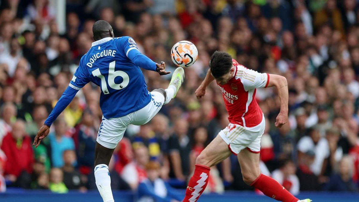 Everton vs Arsenal berakhir tanpa gol di babak pertama. Foto: Action Images via Reuters/LEE SMITH