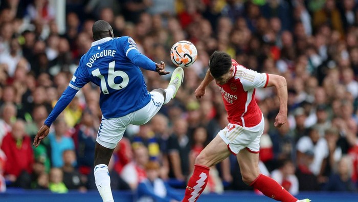 Soccer Football - Premier League - Everton v Arsenal - Goodison Park, Liverpool, Britain - September 17, 2023 Evertons Abdoulaye Doucoure in action with Arsenals Declan Rice Action Images via Reuters/Lee Smith NO USE WITH UNAUTHORIZED AUDIO, VIDEO, DATA, FIXTURE LISTS, CLUB/LEAGUE LOGOS OR LIVE SERVICES. ONLINE IN-MATCH USE LIMITED TO 45 IMAGES, NO VIDEO EMULATION. NO USE IN BETTING, GAMES OR SINGLE CLUB/LEAGUE/PLAYER PUBLICATIONS.