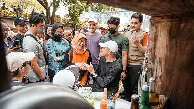 Ganjar Pranowo sarapan mie ayam usai CFD di Jakarta Pusat, Minggu (17/9/2023). (istimewa)