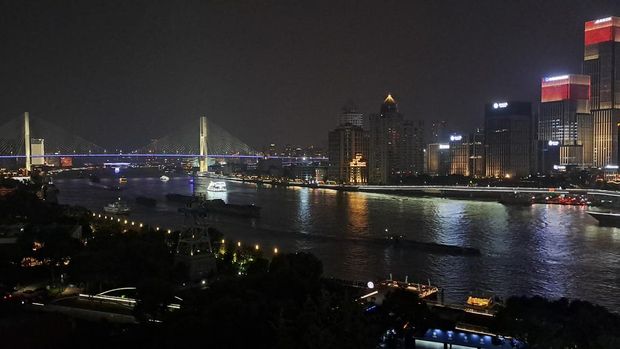 Gemerlap lampu kota menghiasi malam hari di Kota Shanghai, China