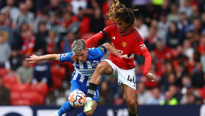 Soccer Football - Premier League - Manchester United v Brighton & Hove Albion - Old Trafford, Manchester, Britain - September 16, 2023 Brighton & Hove Albions Billy Gilmour in action with Manchester Uniteds Hannibal Mejbri REUTERS/Molly Darlington NO USE WITH UNAUTHORIZED AUDIO, VIDEO, DATA, FIXTURE LISTS, CLUB/LEAGUE LOGOS OR LIVE SERVICES. ONLINE IN-MATCH USE LIMITED TO 45 IMAGES, NO VIDEO EMULATION. NO USE IN BETTING, GAMES OR SINGLE CLUB/LEAGUE/PLAYER PUBLICATIONS.