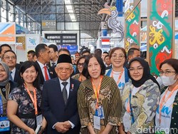 Saat Wapres Maruf Jadi Sasaran Foto Ibu-Ibu WNI di China-ASEAN Expo