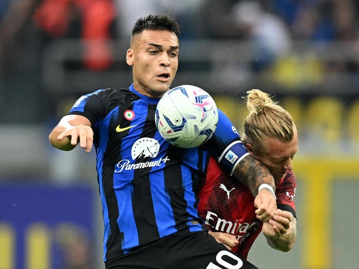 Soccer Football - Serie A - Inter Milan v AC Milan - San Siro, Milan, Italy - September 16, 2023 Inter Milan's Lautaro Martinez in action with AC Milan's Simon Kjaer REUTERS/Daniele Mascolo