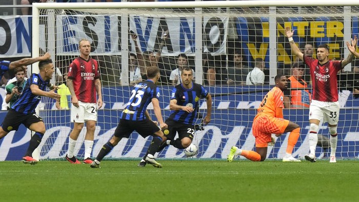 Inter Milans Henrikh Mkhitaryan, third from right, celebrates after scoring the opening goal during a Serie A soccer match between Inter Milan and AC Milan at the San Siro stadium in Milan, Italy, Saturday, Sept.16, 2023. (AP Photo/Luca Bruno)