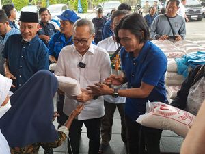 Zulhas Bareng Charly & Sri Purnomo Bagi-bagi Beras ke Warga Jogja
