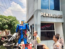 Unik, Ratusan Knalpot Brong Sitaan Kota Malang Disulap Jadi Patung Robot
