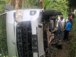 Sopir Mengantuk, Minibus Terperosok ke Kebun Warga di Jalur Denpasar-Singaraja