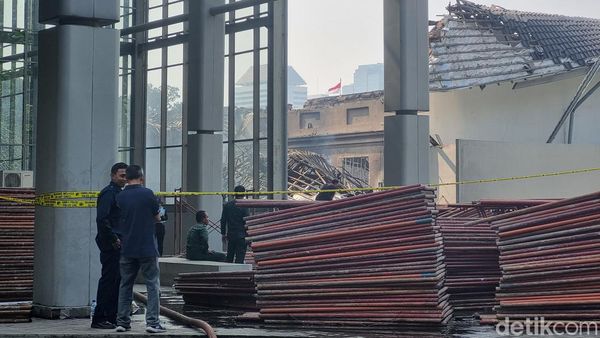 Museum Nasional Pagi Ini: Puing Berserakan, Asap Masih Mengepul
