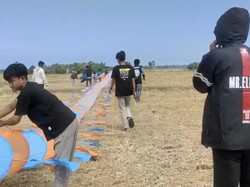Warga Bone Bikin Layangan Sepanjang 115 Meter, Butuh 36 Orang Agar Terbang