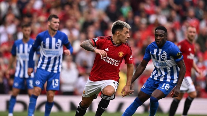 Manchester Uniteds Argentinian defender #06 Lisandro Martinez (C) looks to play a pass during the English Premier League football match between Manchester United and Brighton and Hove Albion at Old Trafford in Manchester, north west England, on September 16, 2023. (Photo by Oli SCARFF / AFP) / RESTRICTED TO EDITORIAL USE. No use with unauthorized audio, video, data, fixture lists, club/league logos or live services. Online in-match use limited to 120 images. An additional 40 images may be used in extra time. No video emulation. Social media in-match use limited to 120 images. An additional 40 images may be used in extra time. No use in betting publications, games or single club/league/player publications. /