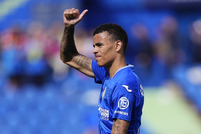 Getafes Mason Greenwood waves to fans at the end of a Spanish La Liga soccer match between Getafe and Osasuna at the Coliseum stadium in Getafe, Spain, Sunday, Sept. 17, 2023. (AP Photo/Jose Breton)