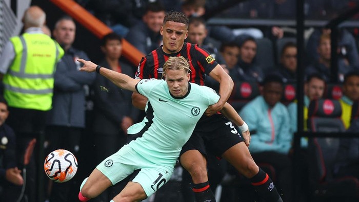 Soccer Football - Premier League - AFC Bournemouth v Chelsea - Vitality Stadium, Bournemouth, Britain - September 17, 2023 Chelseas Mykhailo Mudryk in action with AFC Bournemouths Max Aarons Action Images via Reuters/Matthew Childs NO USE WITH UNAUTHORIZED AUDIO, VIDEO, DATA, FIXTURE LISTS, CLUB/LEAGUE LOGOS OR LIVE SERVICES. ONLINE IN-MATCH USE LIMITED TO 45 IMAGES, NO VIDEO EMULATION. NO USE IN BETTING, GAMES OR SINGLE CLUB/LEAGUE/PLAYER PUBLICATIONS.