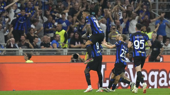 Melihat Lagi Pesta Gol Inter ke Gawang AC Milan Inter Milan's Marcus Thuram, left, celebrates with teammates after scoring his side's 2nd goal during a Serie A soccer match between Inter Milan and AC Milan at the San Siro stadium in Milan, Italy, Saturday, Sept.16, 2023. (AP Photo/Luca Bruno)