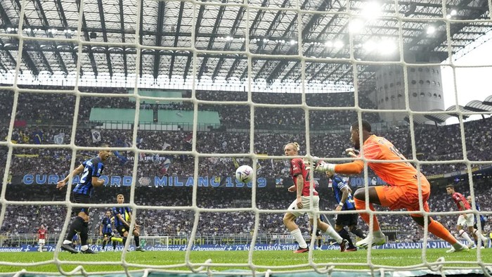 Melihat Lagi Pesta Gol Inter ke Gawang AC Milan Inter Milan's Henrikh Mkhitaryan, second from left, scores his side's first goal during a Serie A soccer match between Inter Milan and AC Milan at the San Siro stadium in Milan, Italy, Saturday, Sept.16, 2023. (AP Photo/Antonio Calanni)
