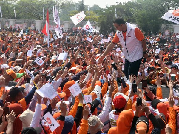 Momen Anies Sapa dan Senam Bareng Simpatisan di Bogor