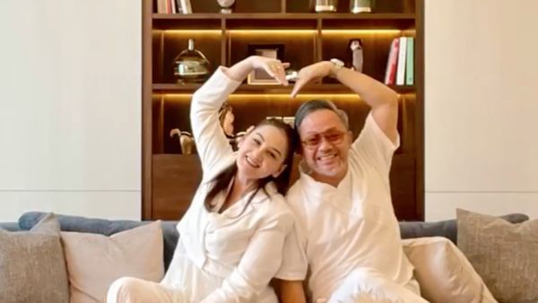 7 Foto Anniversary Pernikahan Mona Ratuliu, Pose Bareng Mantan Ganteng