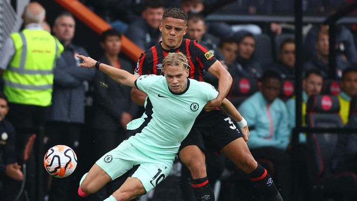Soccer Football - Premier League - AFC Bournemouth v Chelsea - Vitality Stadium, Bournemouth, Britain - September 17, 2023 Chelseas Mykhailo Mudryk in action with AFC Bournemouths Max Aarons Action Images via Reuters/Matthew Childs NO USE WITH UNAUTHORIZED AUDIO, VIDEO, DATA, FIXTURE LISTS, CLUB/LEAGUE LOGOS OR LIVE SERVICES. ONLINE IN-MATCH USE LIMITED TO 45 IMAGES, NO VIDEO EMULATION. NO USE IN BETTING, GAMES OR SINGLE CLUB/LEAGUE/PLAYER PUBLICATIONS.