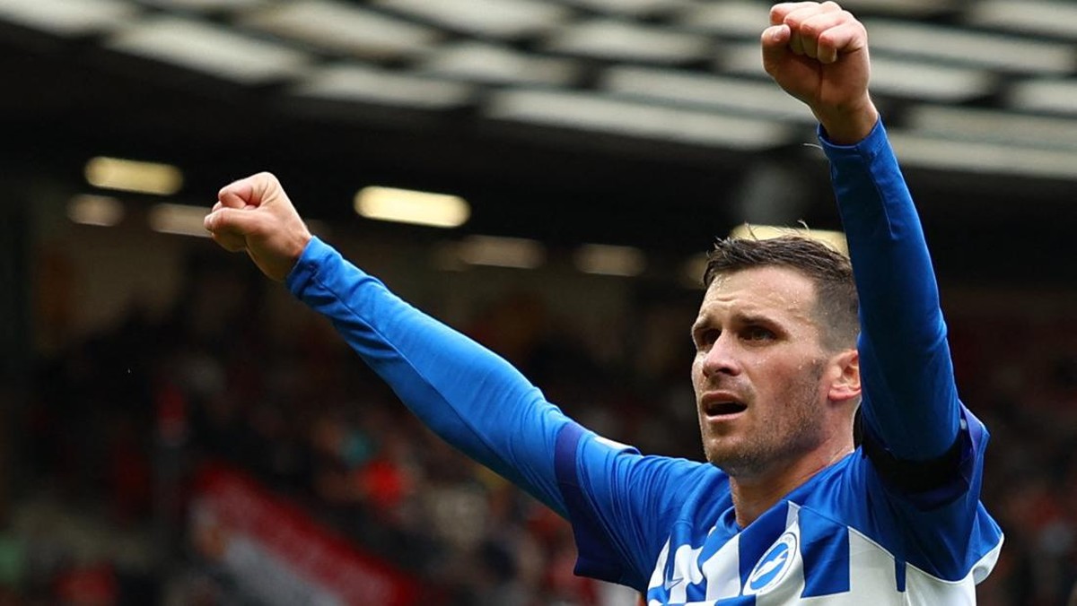 Pascal Gross mencetak gol di laga MU vs Brighton. (Foto: REUTERS/MOLLY DARLINGTON)