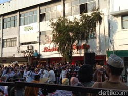 Merindingnya Penonton Saat Melihat Teatrikal Perobekan Bendera Belanda