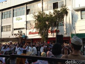 Merindingnya Penonton Saat Melihat Teatrikal Perobekan Bendera Belanda Merindingnya Penonton Saat Melihat Teatrikal Perobekan Bendera Belanda
