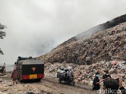 TPA Putri Cempo Sisi Timur Belum Padam, Damkar Lewat Kebun-Tambah Selang