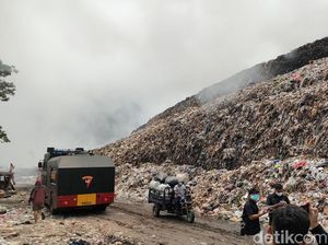 TPA Putri Cempo Sisi Timur Belum Padam, Damkar Lewat Kebun-Tambah Selang TPA Putri Cempo Sisi Timur Belum Padam, Damkar Lewat Kebun-Tambah Selang