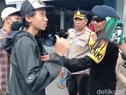 Polisi Razia Suporter Pembawa Atribut Bonek di Stadion Gelora Bangkalan