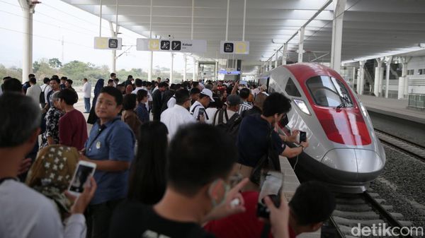 Potret Antusias Warga Jajal Kereta Cepat Jakarta-Bandung