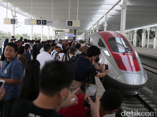 Potret Antusias Warga Jajal Kereta Cepat Jakarta-Bandung