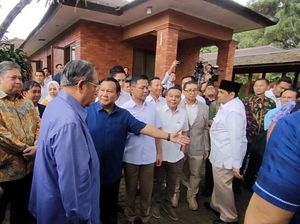 Berkemeja Biru, Prabowo Sambut SBY dan AHY di Hambalang